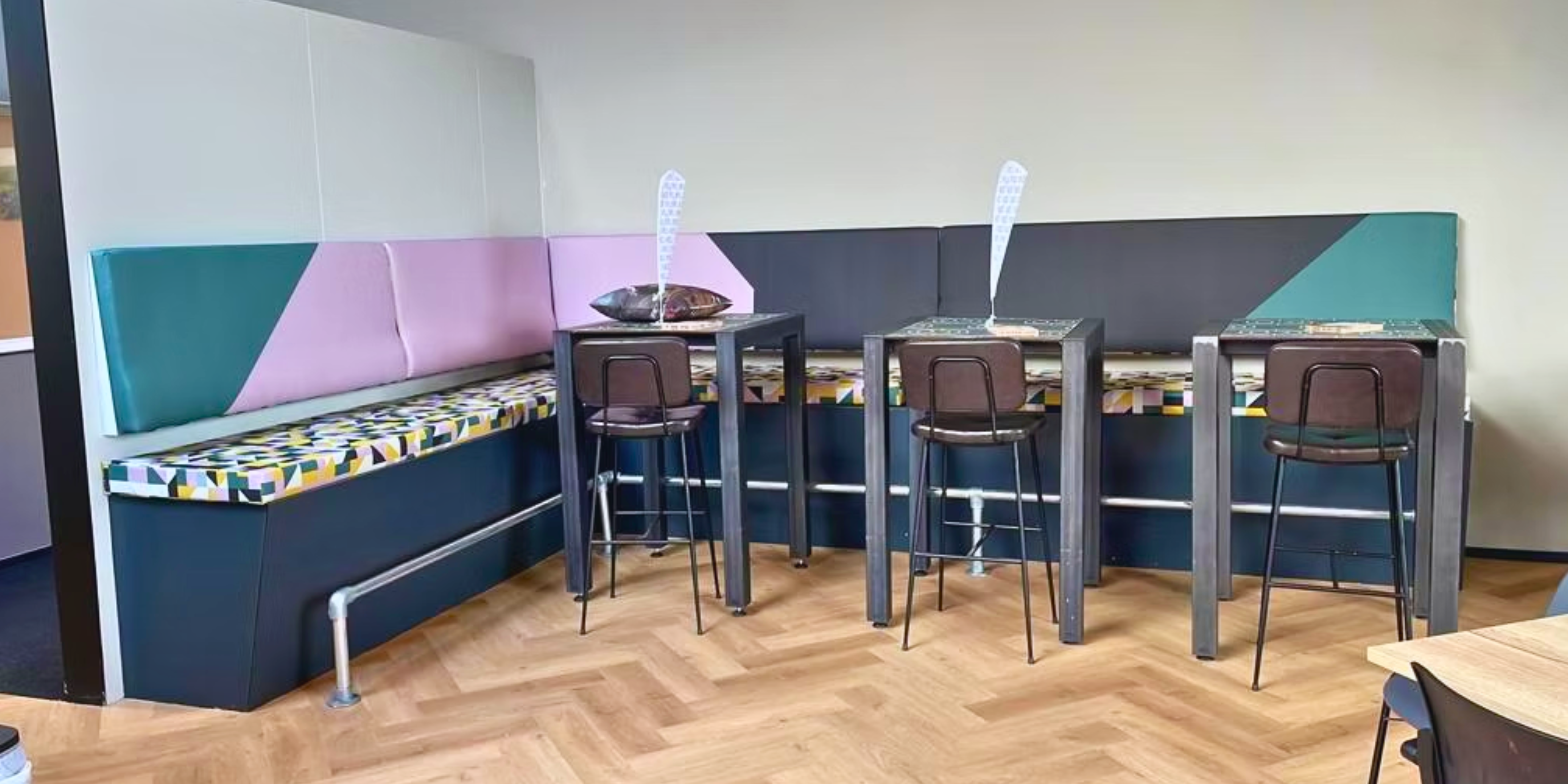 Stoffering in horeca, kantines en projecten: wat maakt een meubel geschikt voor intensief gebruik?